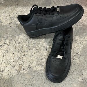 Brand New never worn Nike Air Force 1….big boys 6.5